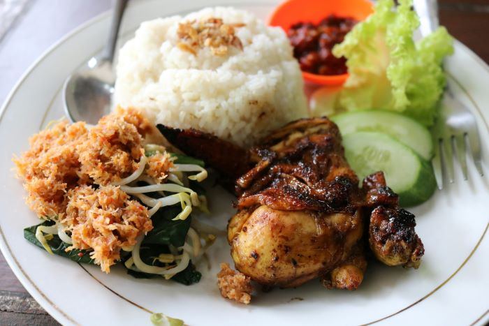 Tempat Makan Ayam dan Ikan Penyet di Bogor dengan Aneka Sambal Buka Hingga Sahur