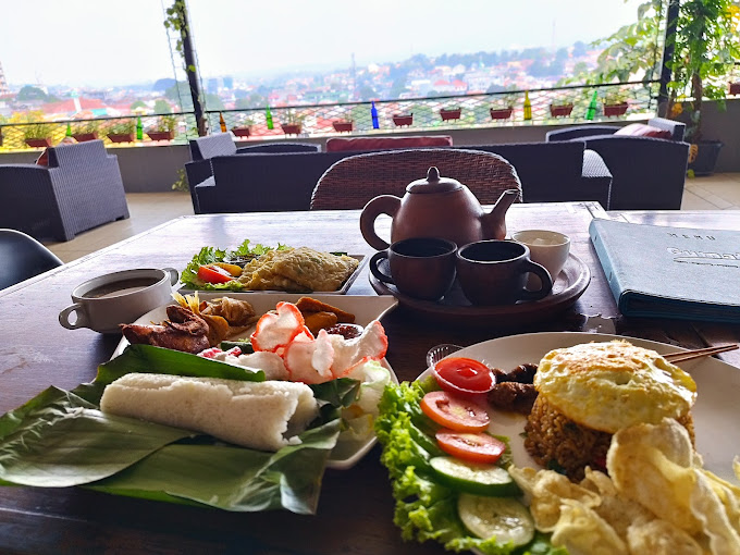 Restoran Sunda di Bogor dengan View Gunung dan Sungai, Gratis Lalapan Sambal plus Sayur Asem