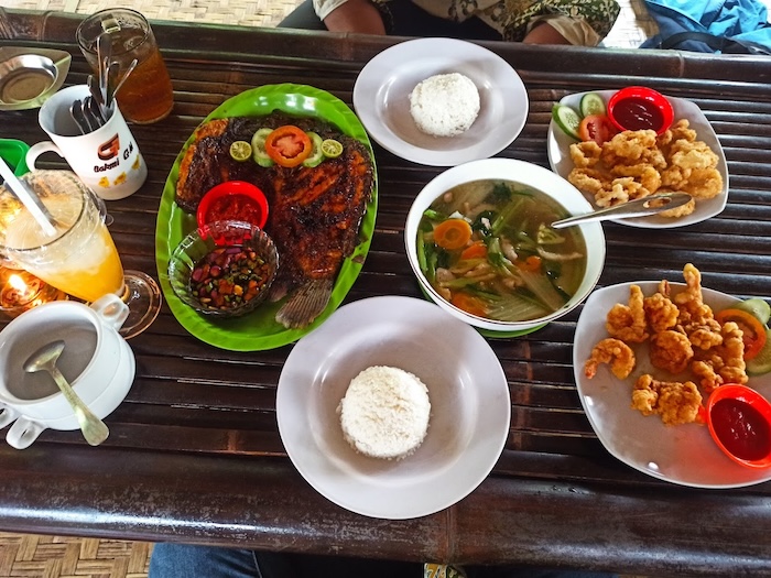 Tempat Makan Sunda Terenak Dekat Kebun Raya Bogor: Warung Sate Maranggi H. Enoh, Nikmati Prasmanan Sampai Puas!