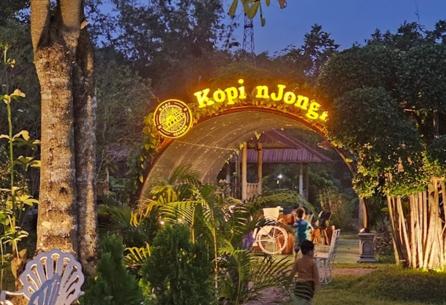 Ada Kafe Luas dengan Menu Prasmanan dan Area Bermain Anak Kids Friendly di Tengah Hamparan Sawah, Cobain Kopi Njongké Sleman