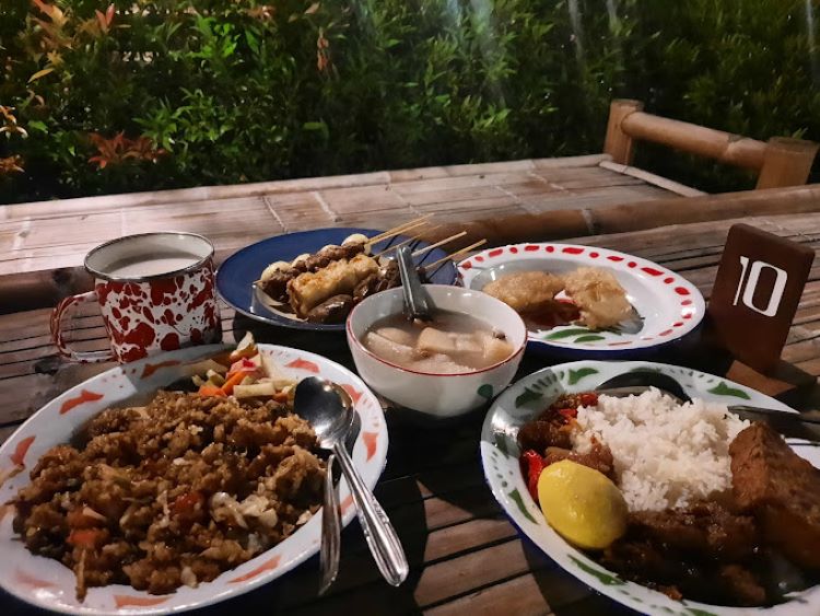 8 Resto Hits Populer di Bekasi Enak Banget untuk Makan Besar Bersama Keluarga!