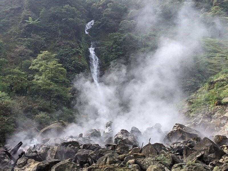 Jalan-jalan ke Curug Cikawah Bogor, Kamu Bakal Nemu Hal Unik yang Tak Terduga