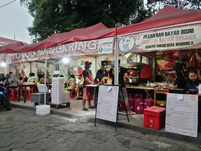 Kuliner Viral di Jogja, Warung Tungku Nangkring: Pizza Kaki Lima dengan Konsep Open Kitchen