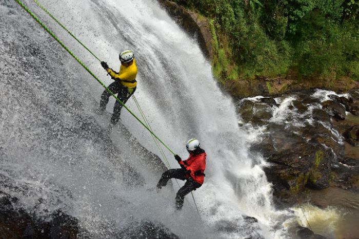 Mirip di Kanada! Wisata Air Terjun Ini Cuma 3 Jam dari Bogor, Bisa Manjat Air Terjun Pakai Tali!