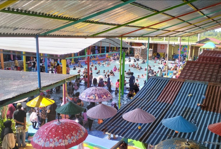 7 Kolam Renang, Terapi Ikan, dan Pemandangan Sawah Hijau Menanti di Taman Wisata Rita Takalar