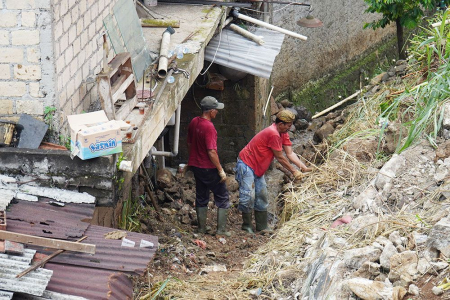 Longsor di Kota Bogor Rumah Warga Rusak Tergerus Tanah