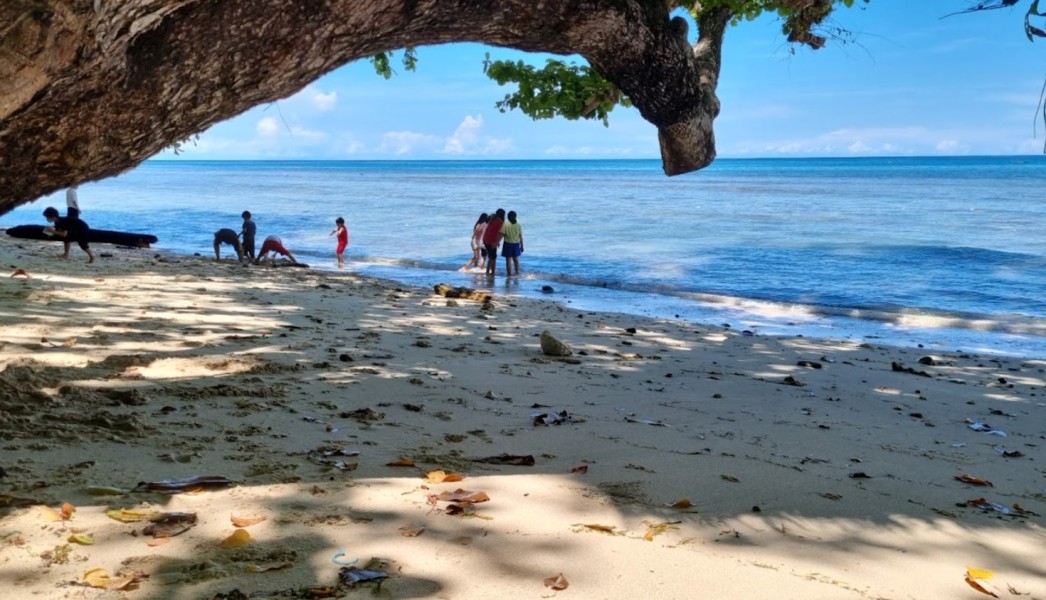 Pantai Ini Lagi Viral Banget di Sulawesi Utara Lantaran Pemandangannya Amazing dan Ada Permainan Banana Boat, Bisa Voli Pantai Juga Lho