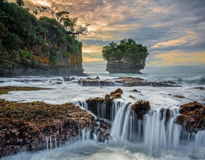 Pantai dengan Batu Karang Mengagumkan Ini Cuma 3 Jam Pakai Mobil dari Jakarta, Kamu Nggak Akan Nyesel Healing di Sana