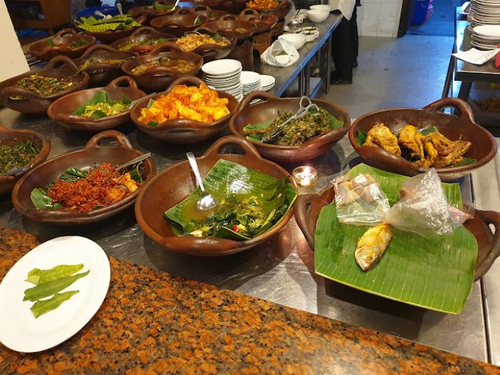 10 Tempat Makan Siang Pilihan di Bandung Beragam Menu Bisa Lesehan