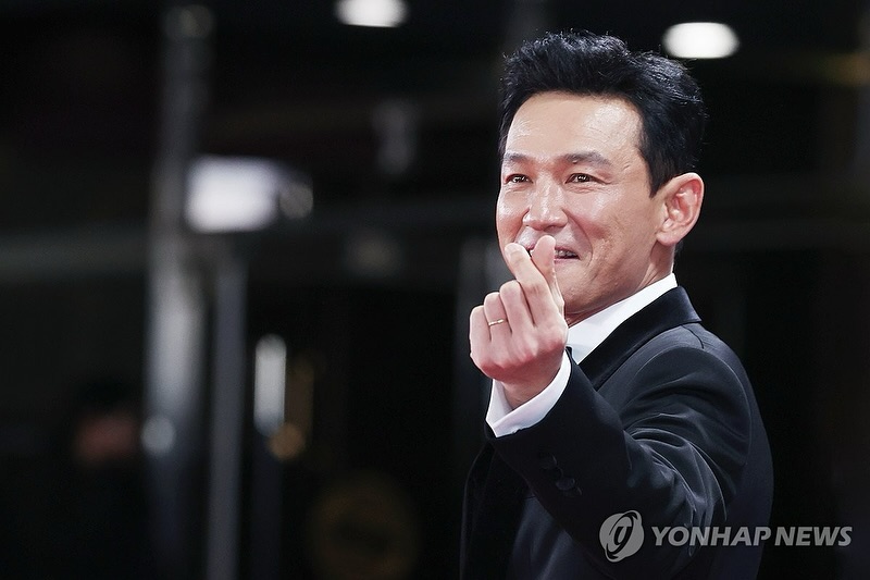 Hwang Jung Min Hattrick Penghargaan Blue Dragon Film Awards, Ada Rekor Apik yang Dipecahkan!