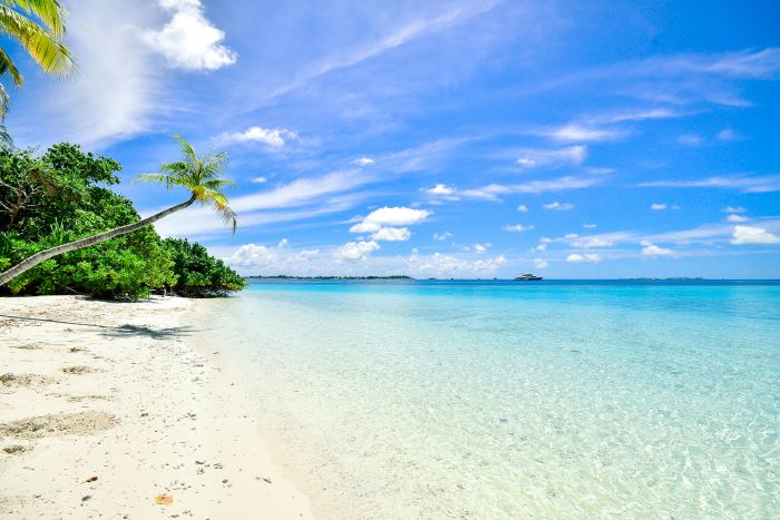 Wisata Pantai Pasir Putih di Sukabumi Tempat yang Cocok untuk Menikmati Libur Berkualitas Bersama Keluarga