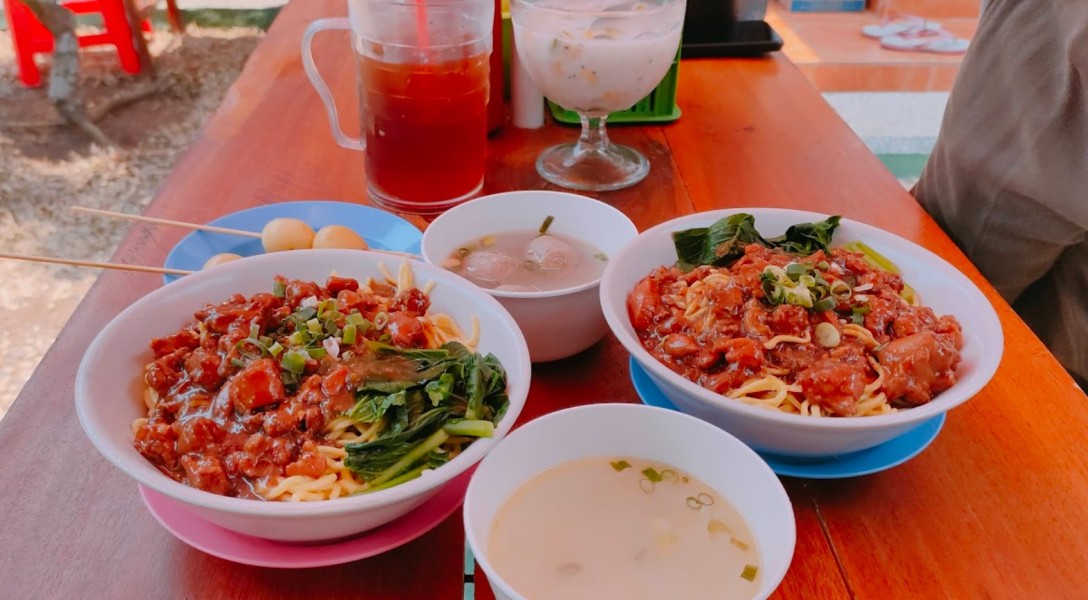 Viral Mie Ayam Ngebludak dan Es Kelapa Kopyor Khas Lampung, Porsinya Melimpah Cuy