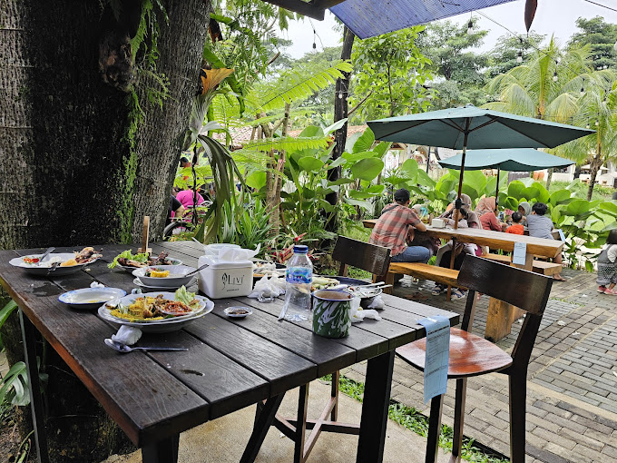 Kuliner Unik Tepi Sungai, Menu Beragam Cocok Buat yang Suka Ngemil