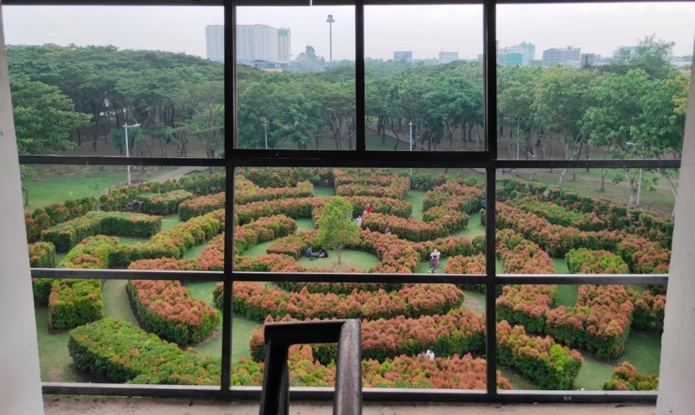 Wisata Healing Jakarta Sejuk Penuh Pepohonan, Cocok Buat Jogging sampai Main di Taman Labirin Gratis