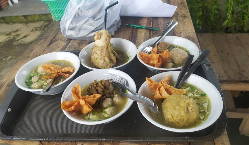 Ini Bakso yang Baru Viral di Pulau Bali di Pinggir Sawah Namanya Bakso Balung Slingsing Tabanan, Spesial yang Suka Makan Babi