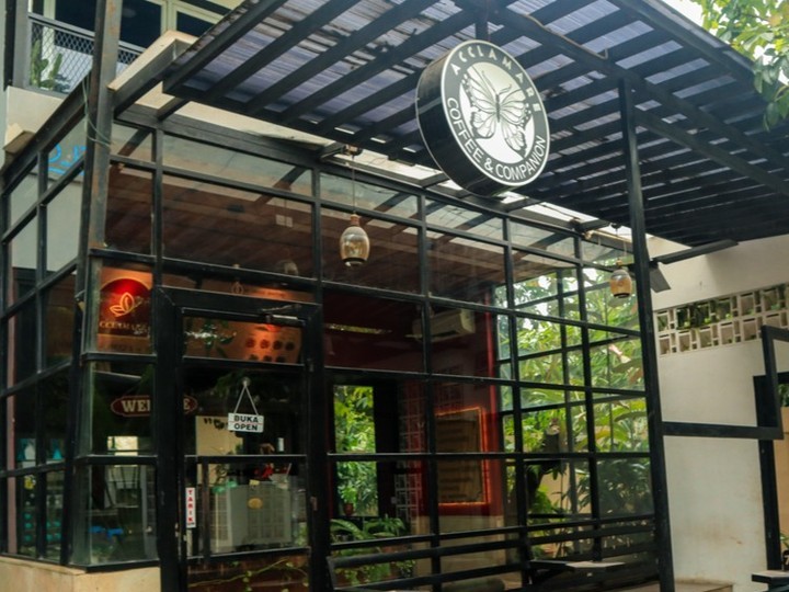 Unik Ada Cafe di Bogor yang Bisa Renang, Karaoke, Rebahan, dan Ngopi Sekaligus!