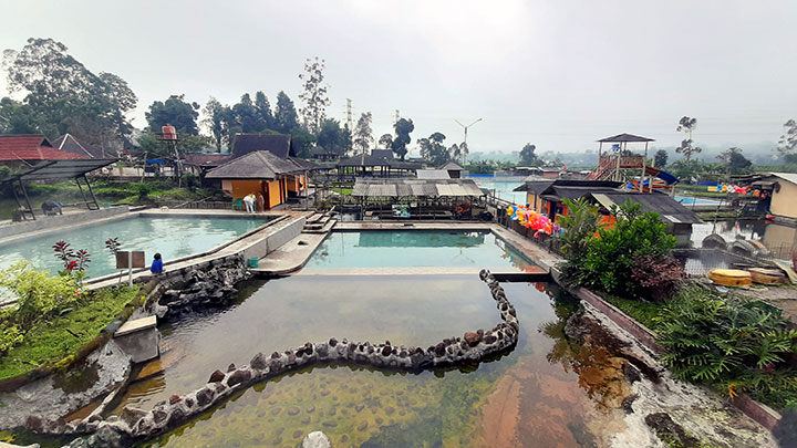 Wisata Kolam Air Panas Cibolang di Pangalengan, Berendam Sambil Dikelilingi Kebun Teh Bikin Kamu Relax