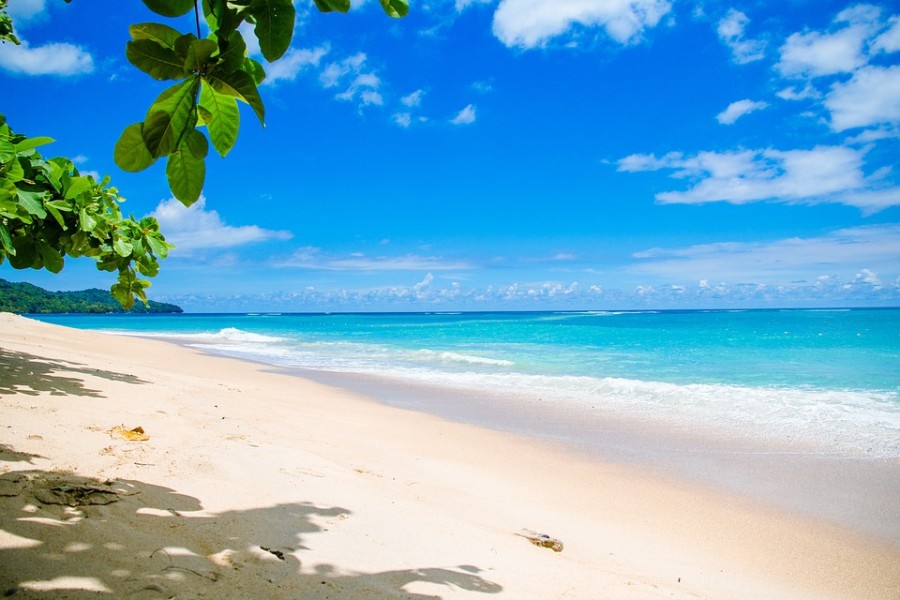 Pantai Pasir Putih 121, Surga Tersembunyi Dekat Jakarta yang Cocok Jadi Tempat Bermain Anak