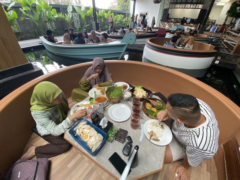 Tempat Makan Makan di Lembang dengan Sensasi Berada di Atas Perahu, Makan Enak Hanya di Cibiuk Resto!