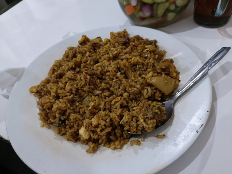 Nasi Goreng Pak Gimin: Nasi Goreng Isi Melimpah Lauk yang Bikin Ketagihan!