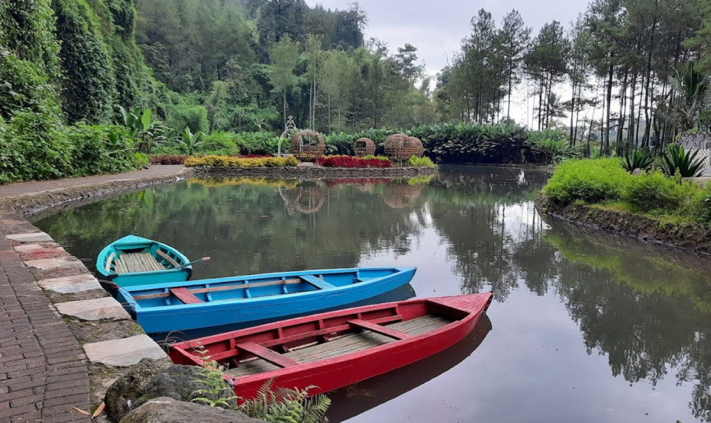 Wisata Malang Paling Romantis di Taman Kemesraan, Naik Perahu Bareng Si Ayang dengan View Alam yang Syahdu