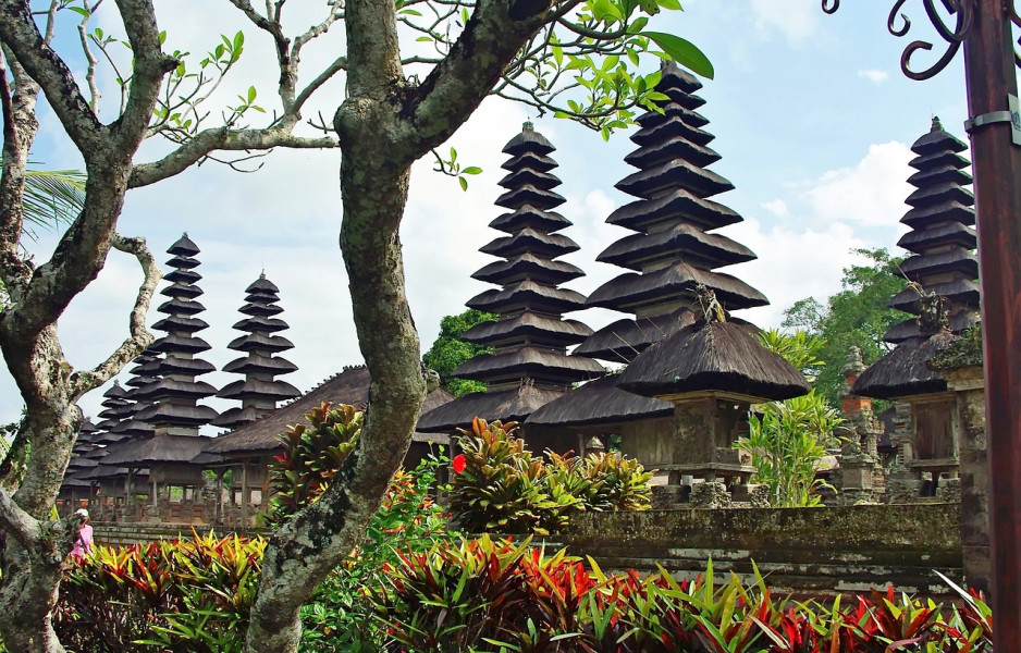 Menakjubkan! di Bali Timur Ada Pura Kahyangan yang Punya Tangga Menuju Langit