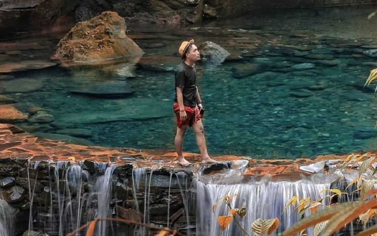 Kolam Alami di Bogor Ini Punya Air Jernih Sebening Cermin, Kamu Bisa Berenang Kaya Lumba-lumba