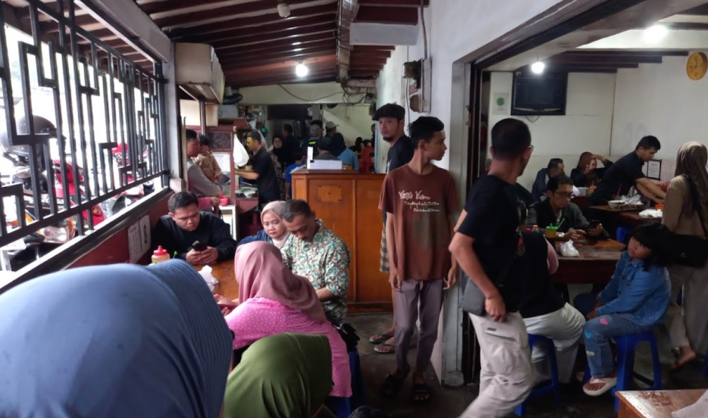 Pantas Saja Bakso di Ciawi Bogor Ini Antrenya Panjang Banget, Menu Andalan Bakso Urat dengan Topping Gajih Goreng yang Viral