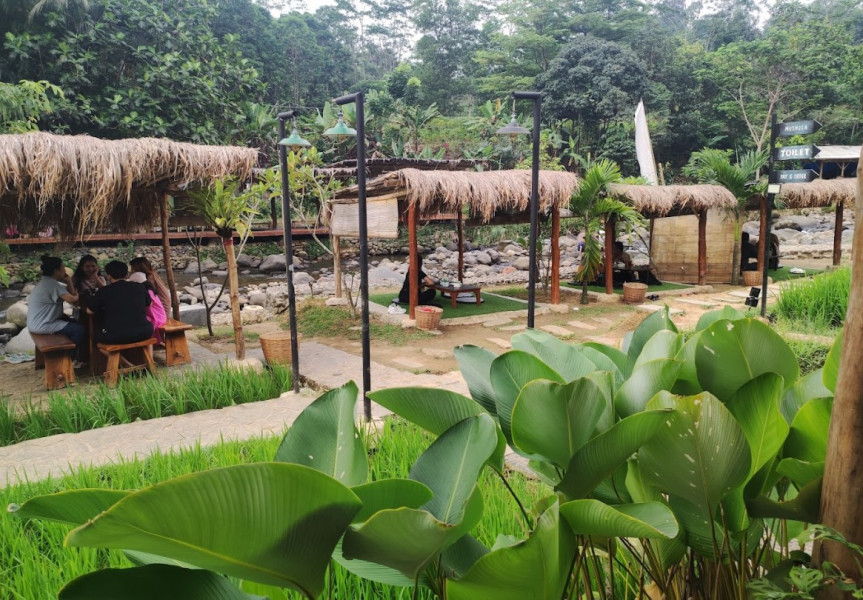 Healing Nyeruput Kopi sambil Umbar Bocah di Tepi Sungai, Cus ke Kopi Tepian Sentul Paling Hits di Bogor Terkini