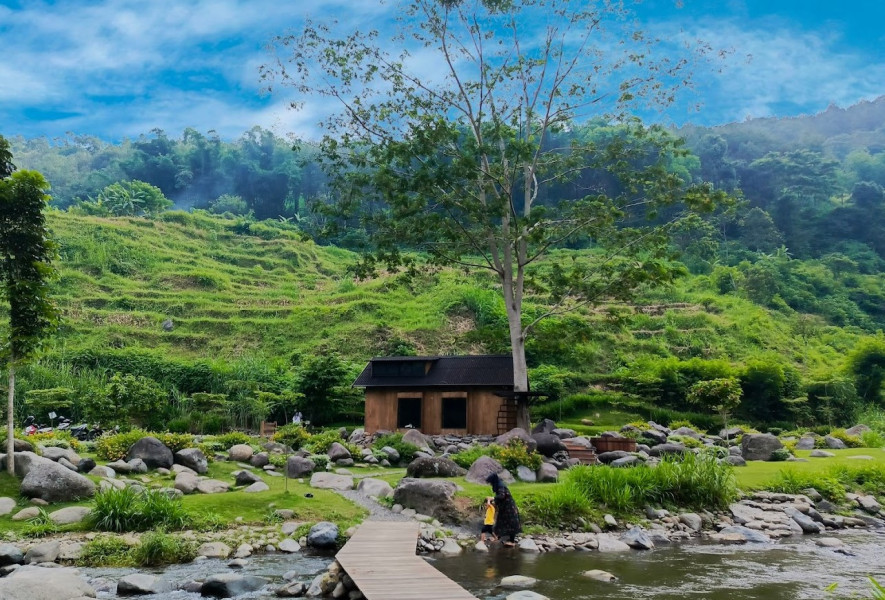 Piknik Cantik Ala Pedesaan Belanda di Jawa Timur Ini, Bonus View Taman Bunga Pinggir Sungai yang Syahdu