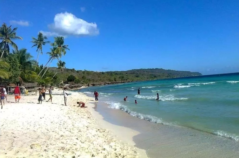 Wisata Pantai Mirip di Bali Ini Dapat Julukan Pantai Terbersih yang Paling Direkomendasikan, Bisa Main Speedboat dan Banana Boat Lho