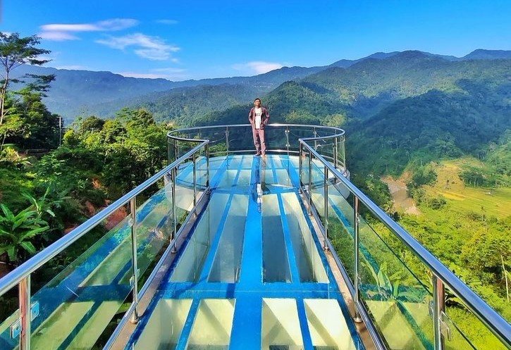 Wisata Jembatan Kaca di Banten, Berada di Ketinggian Tebing Curam dengan Pemandangan di Atas Awan