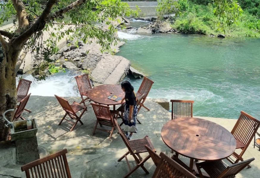 Wisata ke Jogja Jangan Lupa Menikmati Makan Pinggir Sungai dengan Sensasi Syahdu di Bawah Jembatan Kopi Opak 29