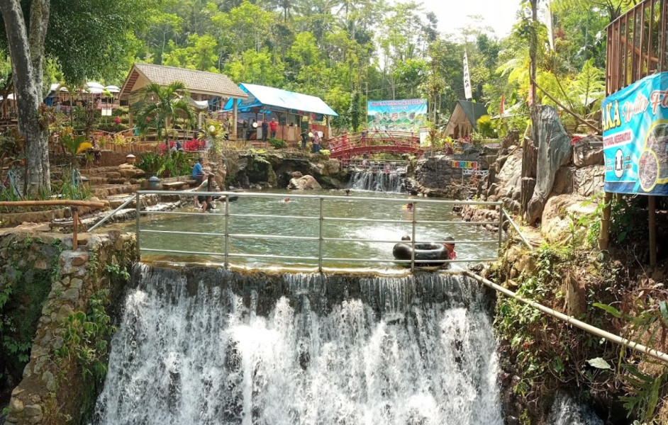 Liburan Keluarga Piknik Cobain Arung Jeram Pakai Ban dan Menikmati Keindahan Air Terjun di Wisata Umbulan Tanaka, Murah Banget