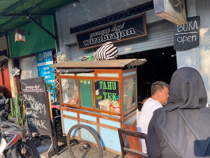 Tempat Jual Tahu Tek Viral di Jogja, Sejam Sudah Ludes Terjual Saking Ramainya!