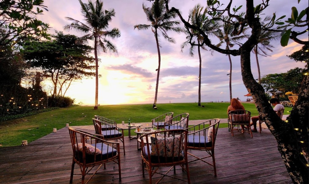 Menikmati Senja di Bali Paling Enak Sambil Makan Stik Pretzel dan Roti Khas di La Lucciola Restaurant Italia