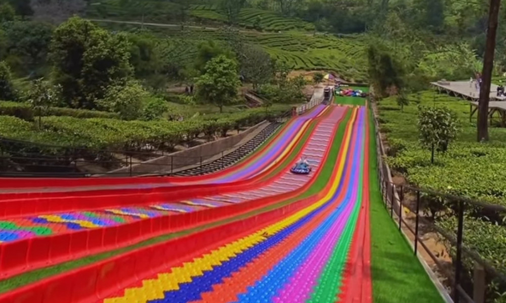 5 Wisata Bogor yang Hadirkan Wahana Rainbow Slide, Mana yang Harga Tiketnya Paling Murah?