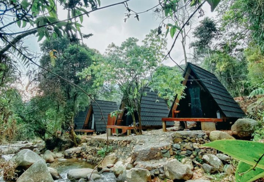 Nikmati Glamping di Pinggir Sungai Super Syahdu di Luwihaja Hill, Harga Mulai Rp500 Ribuan Aja!