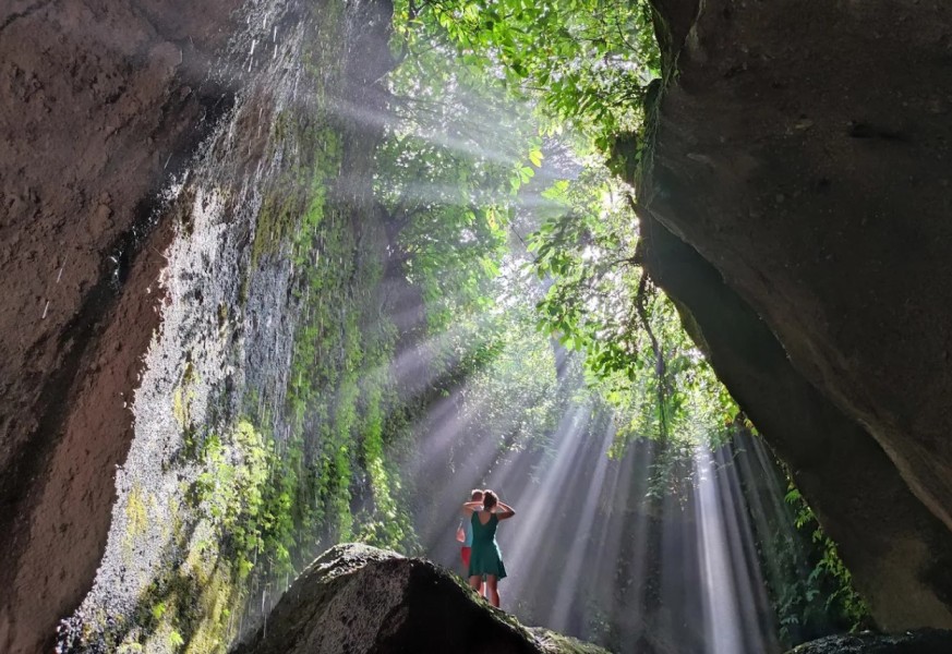 Wisata Air Terjun Tukad Cepung, Berjalan di Antara Tebing-tebing Megah Desa Wisata Penglipuran