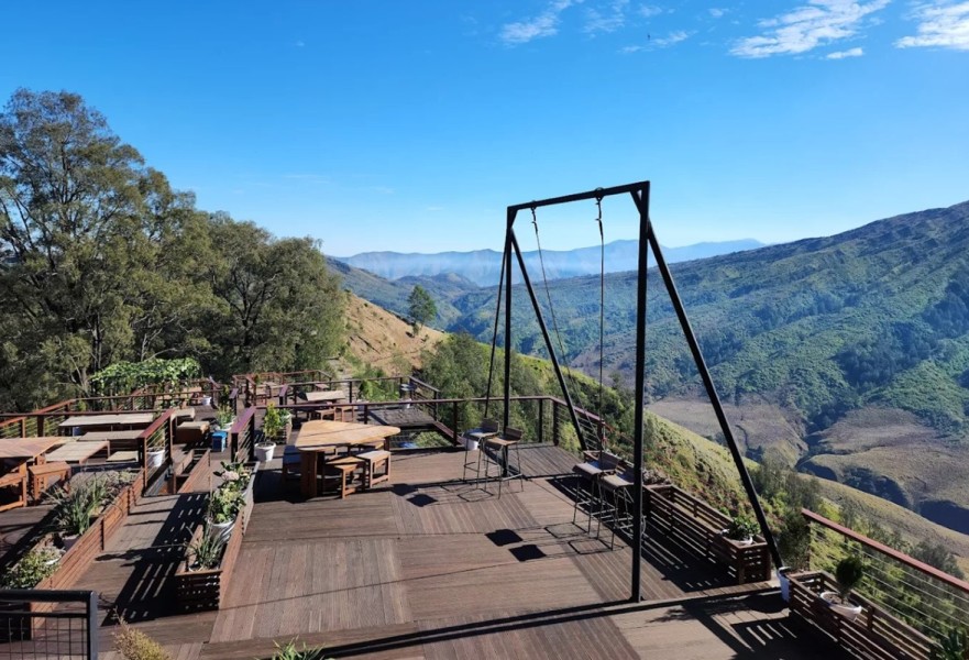 Wisata Nongkrong Keren di Cafe Tertinggi di Indonesia, Vibes Nongki di Atas Awan View 360 Derajat Gunung Bromo