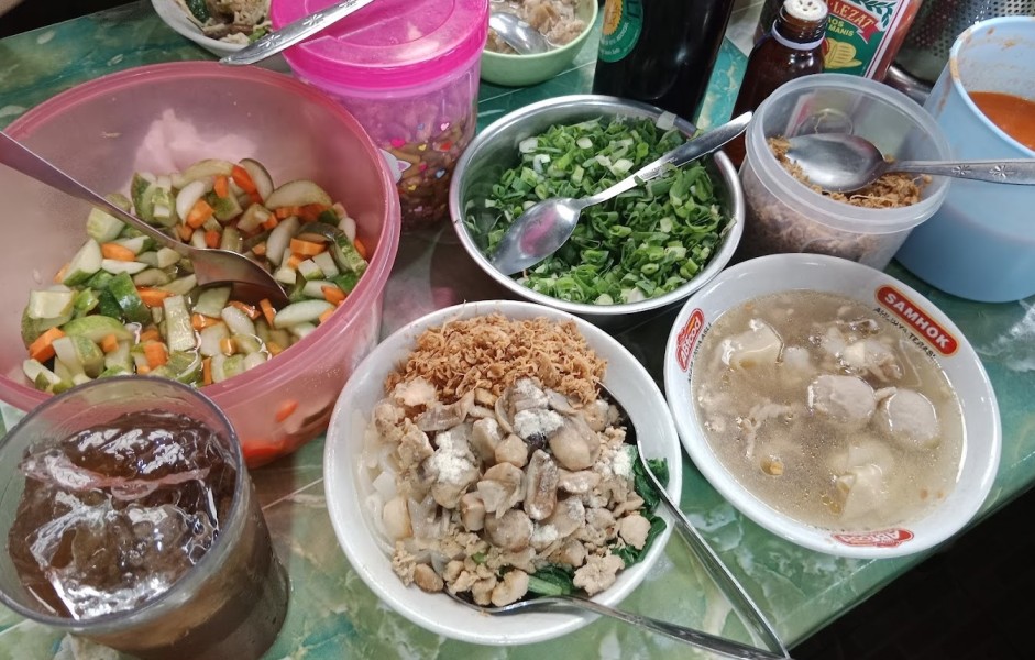 Mie Ayam di Jakarta di Dijuluki Porsi Tukang Gali, Free Refill Acar, Daun Bawang, dan Tongcai di Mie Ayam Bang Bedo Kwitang