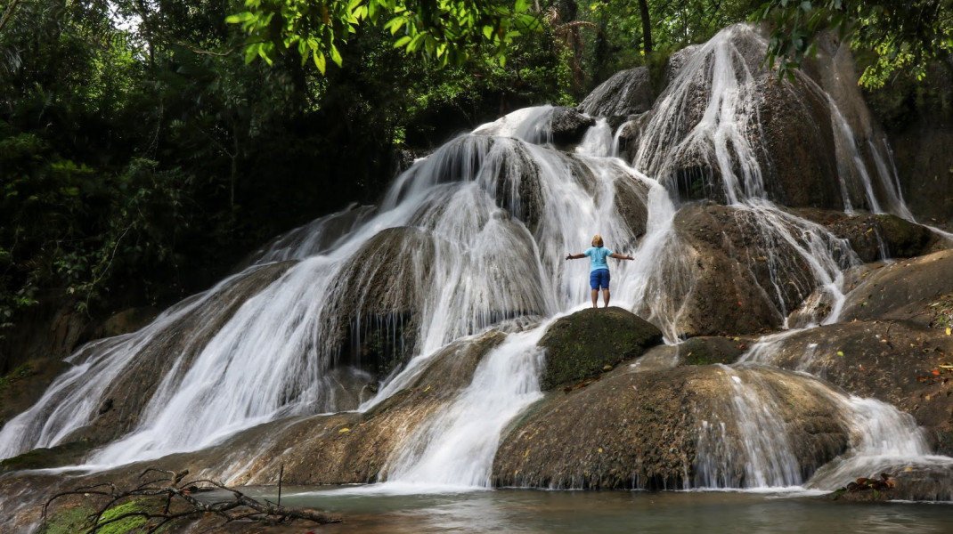 Nggak Jauh dari Jakarta Ada Air Terjun Cantik di Tengah Hutan, The Real Tempat Healing bagi Para Pecinta Alam