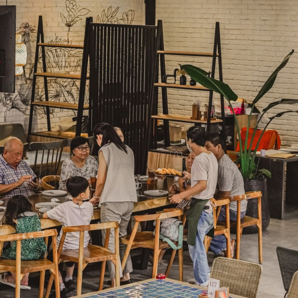 Resto di Bogor yang Pengungjungnya Selalu Ramai, Makanannya Bak Hujan Rempah