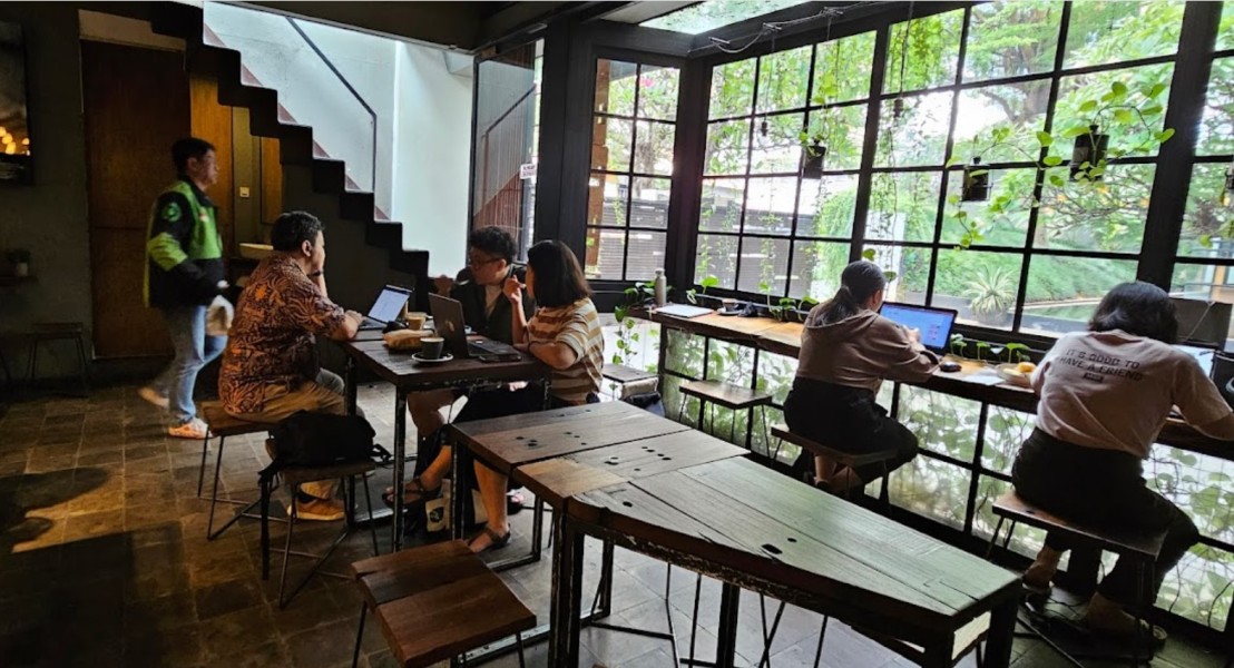 Nongkrong di Fillmore Coffee, Apa yang Bikin Suasananya Mirip Bandung atau Jogja?