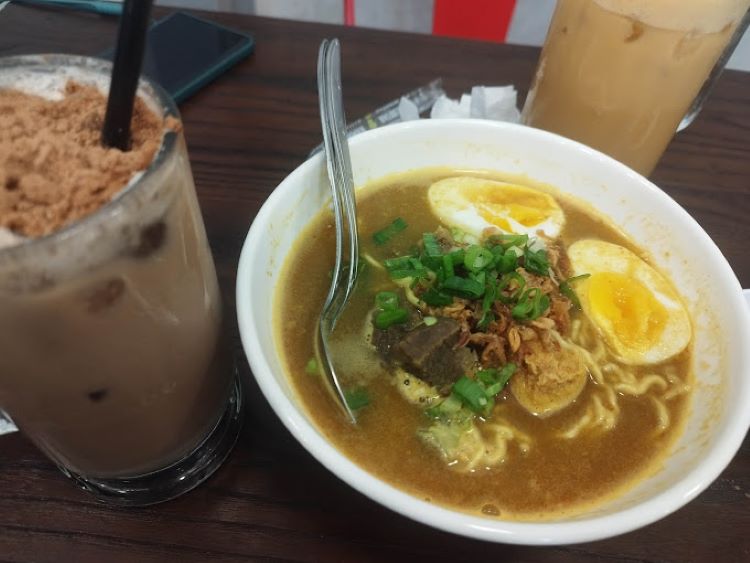 Kedai Teh Tarik Viral di Air Mancur Bogor: Mie Karinya Enak Banget!