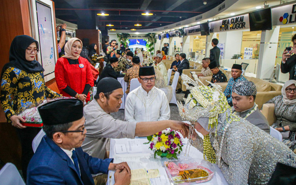 Lima Pasangan Nikah Massal di MPP Kota Bogor Bima Arya Jadi Saksi