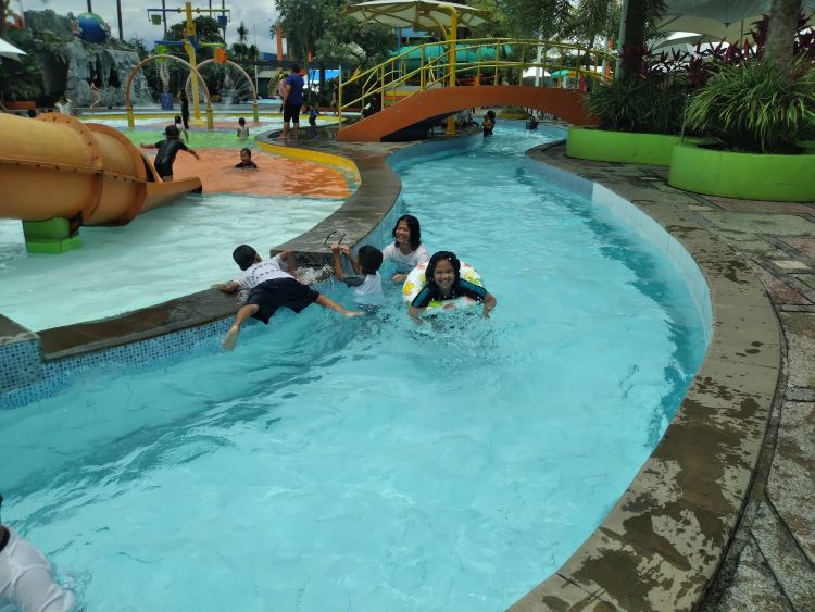 Waterboom di Bandung Ini Jadi Tempat Rekreasi Seru Semua Usia Ada Kolam Anak dan Dewasa!