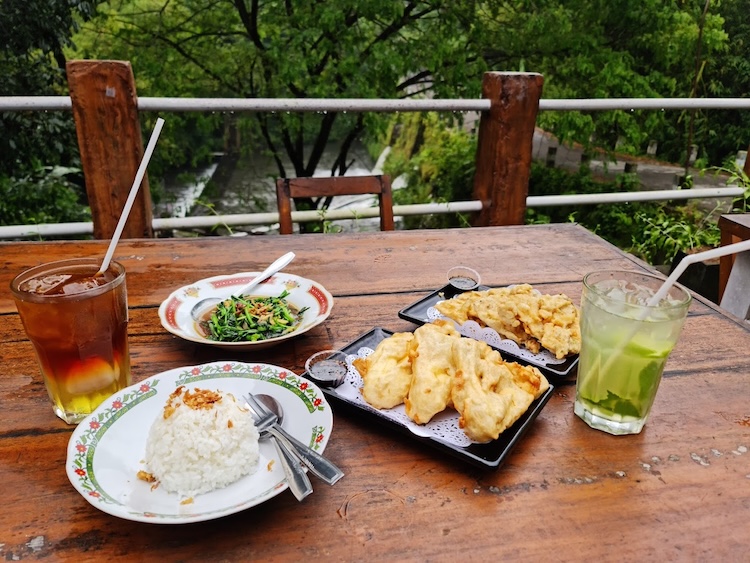 5 Tempat Makan Tepi Sungai di Jogja Bisa Menikmati Alam Sambil Makan-makan!