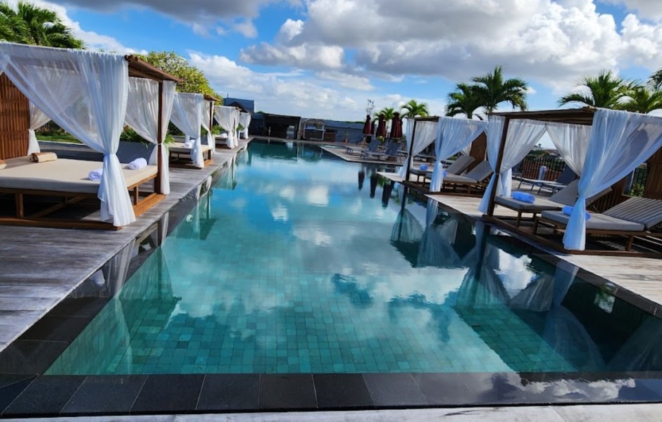 Hotel di Seminyak Bali Ini Ideal Banget untuk Menginap saat Wisata ke Bali, Kolam Renang Rooftopnya Luas dan Keren Sekali