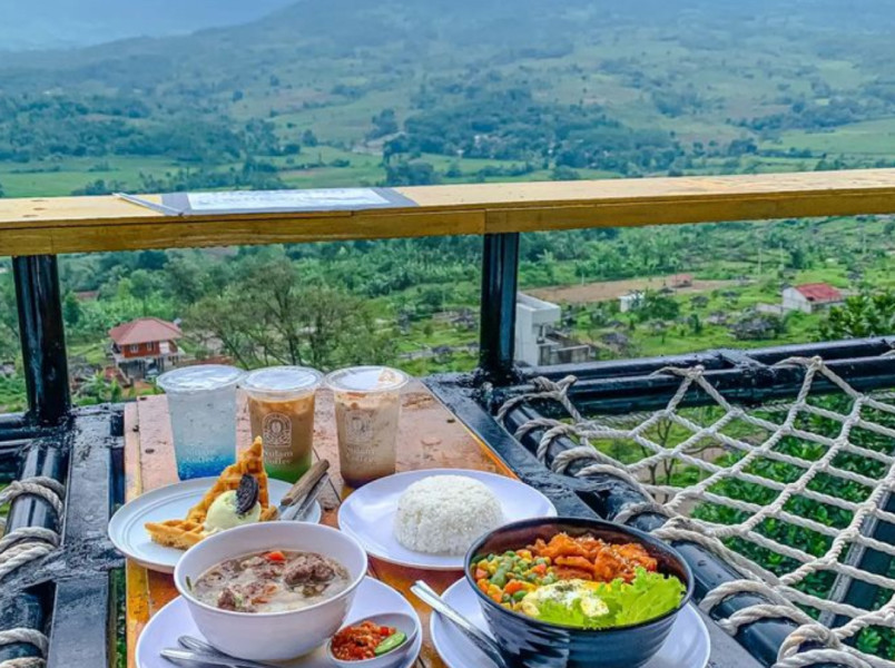 3 Kafe di Jonggol yang Tawarkan View Pemandangan Bukit dan Sawah, Memanjakan Mata Banget!